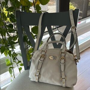 Elegant White Leather Handbag